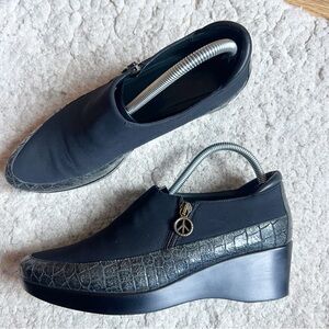 Donald J Pliner Sana Black Almond Toe Side Peace Sign Zipper Wedge Booties Sz 9M